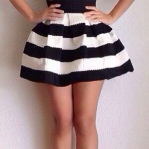 EXPRESS Black & White Striped Mini Skirt Elastic Waist Womens Size M